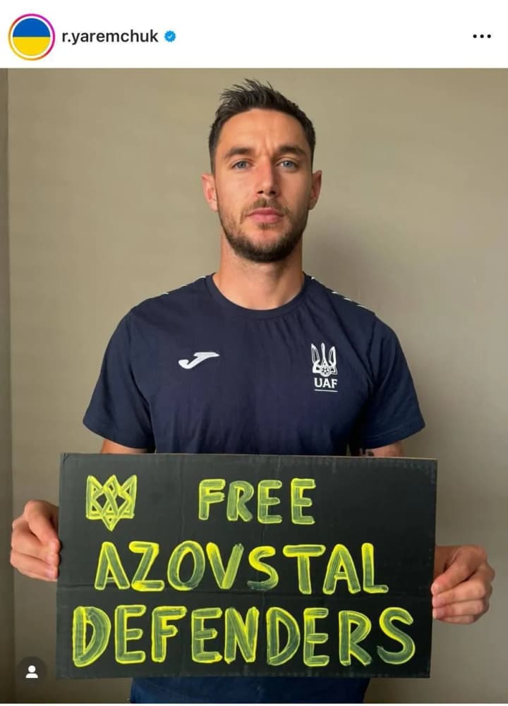 free-azovstal-defenders-striker-of-the-ukrainian-national-team-roman-yaremchuk-supported-the-defenders-of-mariupol