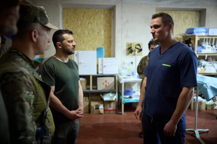 zelenskii-v-donetskoi-oblasti-posetil-stabilizatsionnii-punkt-47-i-otdelnoi-mekhanizirovannoi-brigadi