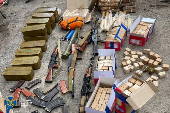 grenades-assault-rifles-and-thousands-of-rounds-of-ammunition-traffickers-of-trophy-weapons-exposed-in-three-regions-of-ukraine