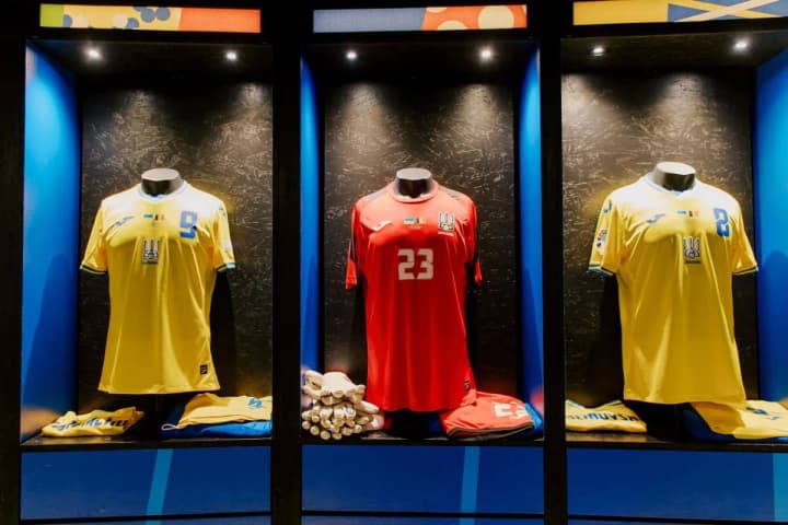 yevro-2024-ukraina-sohodni-zihraie-u-zhovtomu-komplekti-formy-a-belhiia-u-blakytnomu