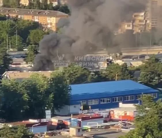 a-large-scale-fire-broke-out-in-the-dniprovskyi-district-of-kyiv