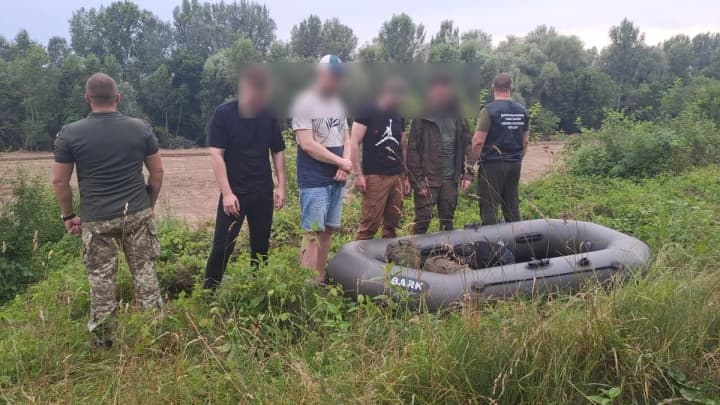 in-transcarpathia-seven-men-planned-to-swim-across-the-yew-four-of-them-were-helped-by-children