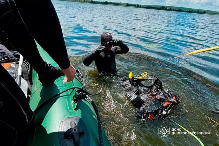 in-dnipropetrovsk-region-rescuers-remove-a-mans-body-from-a-reservoir