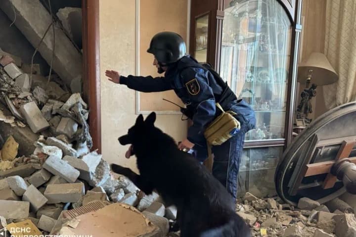 v-dnepre-prodolzhaetsya-poisk-na-meste-rf-udara-po-zhilomu-domu-spasateli-opublikovali-foto