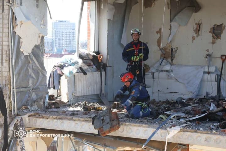 rescuers-continue-to-search-for-missing-persons-under-the-rubble-of-the-dnipro-river-after-russian-strike