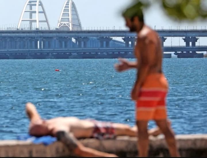 rosiia-administratyvno-komandnym-sposobom-napovniuie-pliazhi-krymu-turystamy-rechnyk-vms-zsu