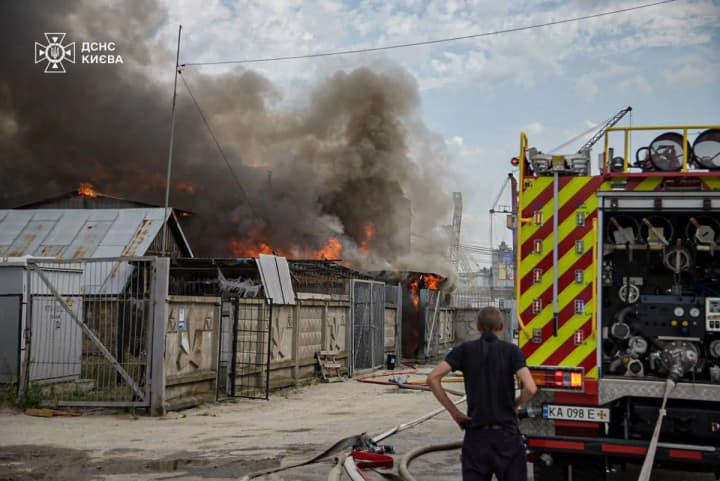 large-scale-fire-in-kyiv-fire-spreads-to-neighboring-warehouses