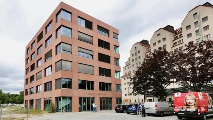 the-headquarters-of-olaf-scholzs-party-was-shelled-in-germany-what-is-known