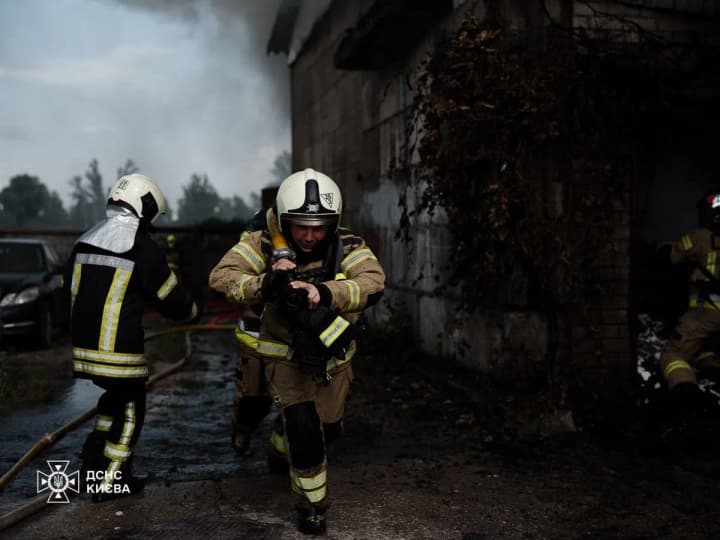 rescuers-eliminate-large-scale-fire-in-podil-district-of-kyiv
