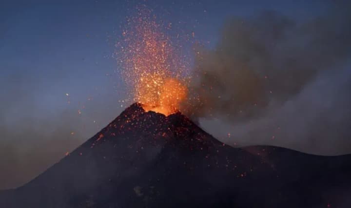 volcanic-eruption-in-sicily-disrupts-flights-at-catania-airport