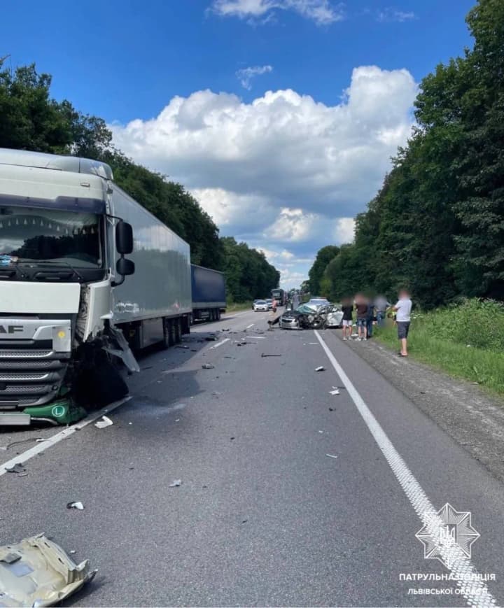 fatal-accident-blocks-kyiv-chop-highway-near-velykosilka-in-lviv-region