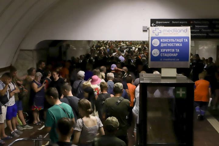 during-the-massive-missile-attack-on-kyiv-32-thousand-people-took-refuge-in-metro-stations-povoroznyk