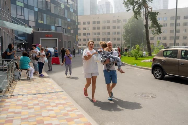 vbyvtsi-yaki-napadaiut-na-ditei-u-likarni-smittia-liudstva-hlava-mzs-chekhii-vyklykav-posla-rf-pislia-udaru-po-okhmatdytu