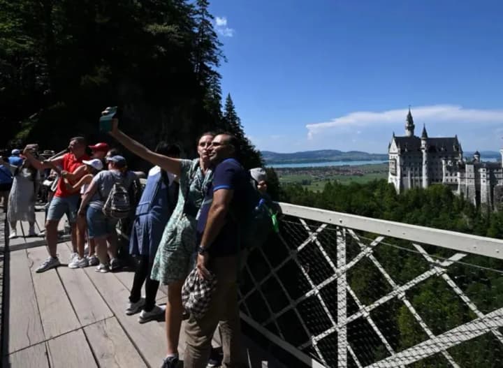 european-tourism-commission-predicts-a-record-800-billion-euros-in-tourist-revenue-bloomberg