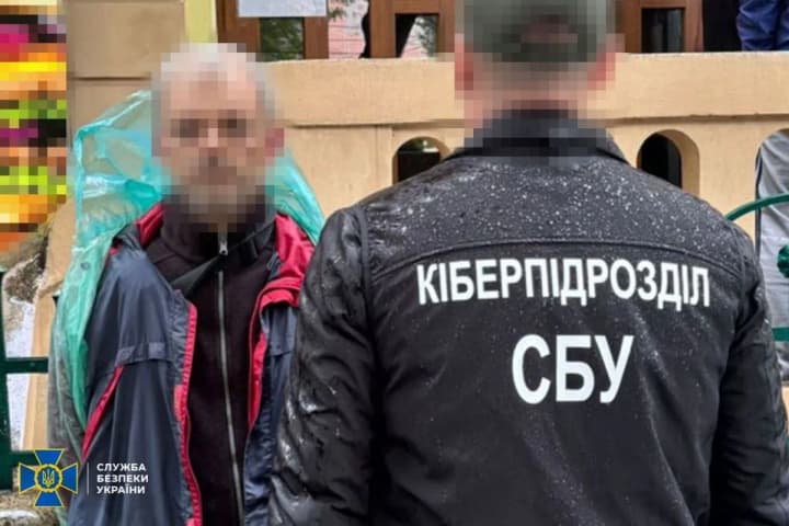 chernivtsi-sbu-detains-fsb-agent-who-spied-under-the-guise-of-a-delivery-service-courier