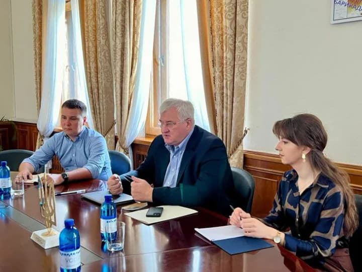 mzs-vede-peremovyny-z-chervonym-khrestom-shchodo-prohram-dlia-povernennia-ukraintsiv-z-za-kordonu