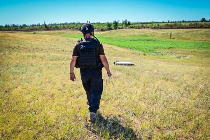 in-donetsk-region-farmers-found-an-unexploded-russian-fab-500-in-a-field-the-shell-was-eliminated-by-the-ses-sappers