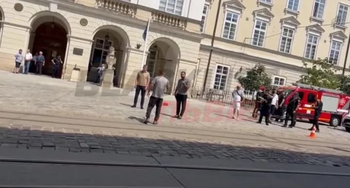 in-lviv-a-man-doused-himself-with-gasoline-and-threatened-to-set-himself-on-fire