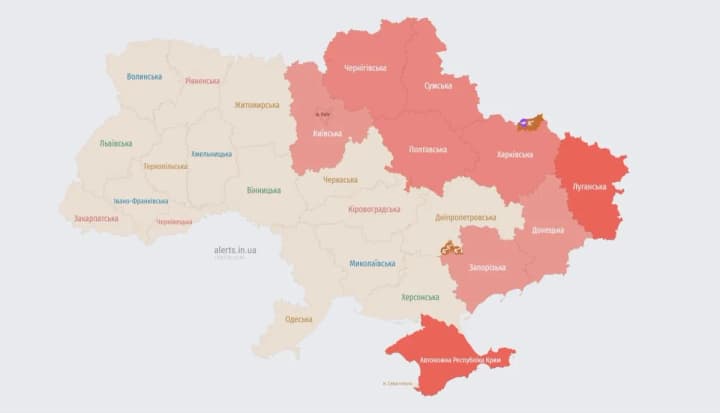 u-kyievi-ta-nyztsi-oblastei-oholosheno-povitrianu-tryvohu-meshkantsiv-zaklykaiut-shukaty-ukryttia