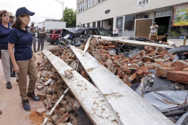 smertonosnii-shtorm-v-nyu-iorke-vibrosil-bombardirovshchik-b-52-s-platformi-i-snes-krishu-tserkvi-19-go-veka