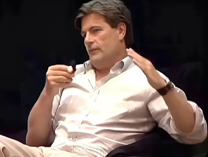 iz-okna-otelya-na-mankhettene-vibrosilsya-osnovatel-biletnogo-servisa-fandango-maikl-klain