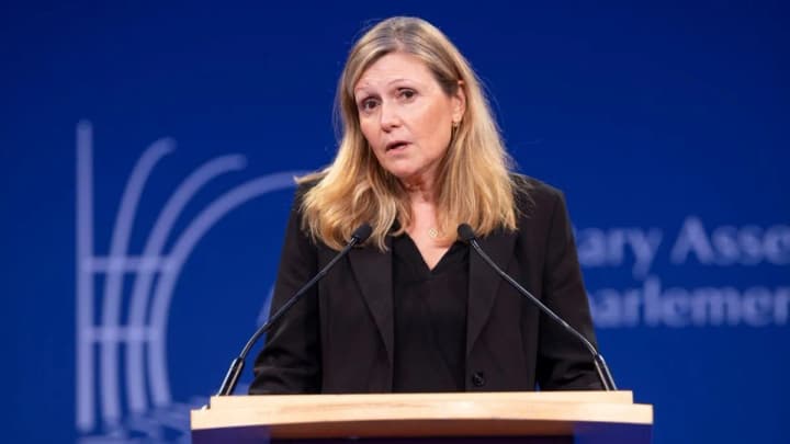 soratnitsu-makrona-bron-pive-pereizbrali-spikerom-parlamenta-frantsii