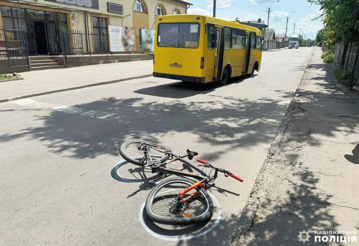 in-rivne-a-bus-hit-a-14-year-old-cyclist-on-a-crosswalk