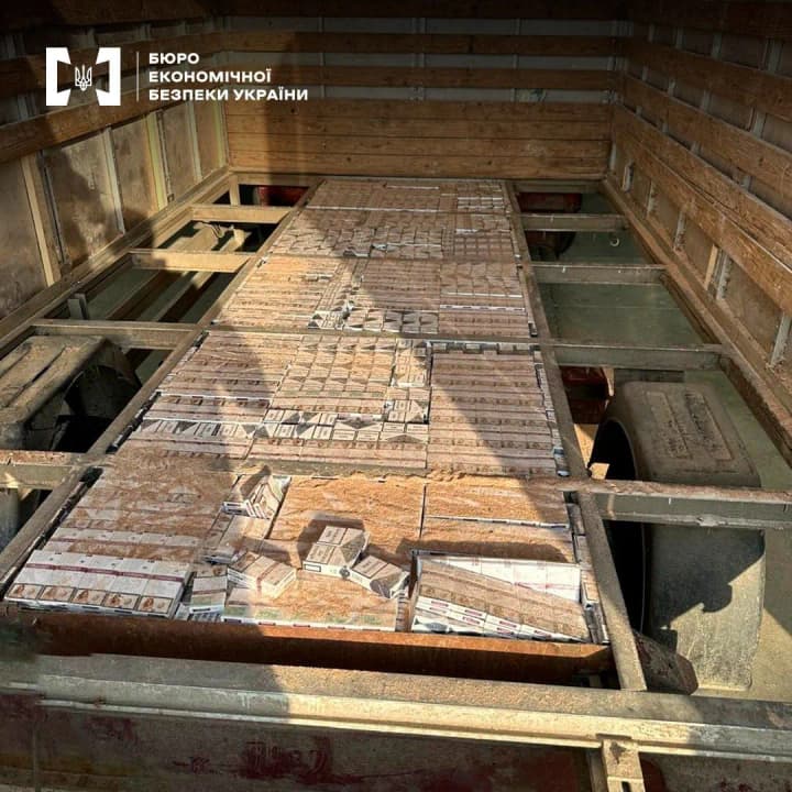 dve-grazhdanki-ruminii-pitalis-vivezti-iz-ukraini-sigaret-na-odin-million-griven