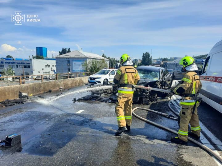 a-large-scale-accident-occurs-in-kyiv-five-people-are-injured