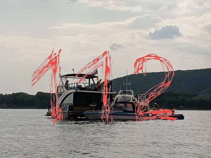 u-rf-na-volzi-teplokhid-vletiv-u-motornyi-choven-ye-postrazhdali