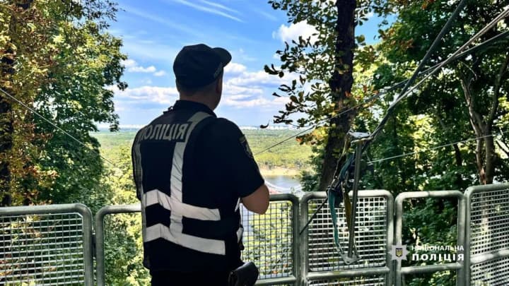 padinnia-20-richnoho-khloptsia-v-dnipro-u-kyievi-cherez-obryv-trosa-na-atraktsioni-politsiia-vidkryla-provadzhennia