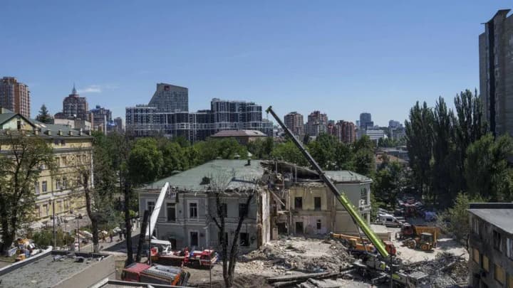 latviya-namerena-otpravit-meditsinskie-tovari-dlya-povrezhdennoi-bolnitsi-okhmatdet-v-kieve