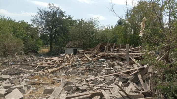 vrag-udaril-aviabombami-i-fpv-dronom-po-razdolnomu-i-selidovomu-v-donetskoi-oblasti-dvoe-postradavshikh