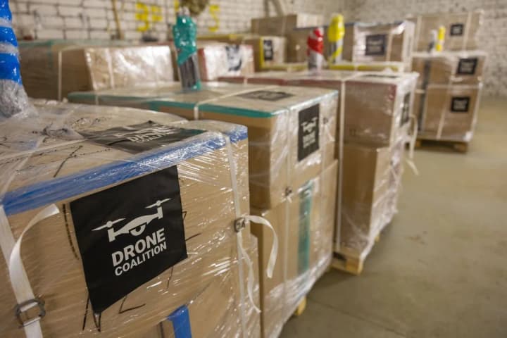 latviia-vidpravyla-v-ukrainu-novu-partiiu-viiskovoi-dopomohy-z-500-droniv