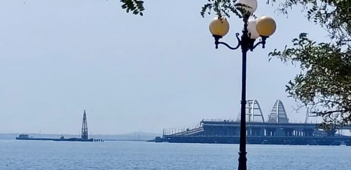 russians-are-building-new-fortifications-near-the-crimean-bridge-media