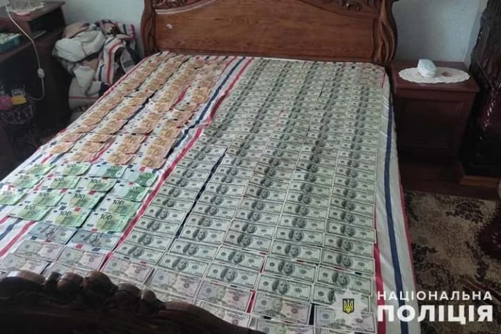 up-to-dollar150-thousand-earned-monthly-on-tax-evaders-ternopil-region-eliminates-corruption-scheme-in-district-shopping-center