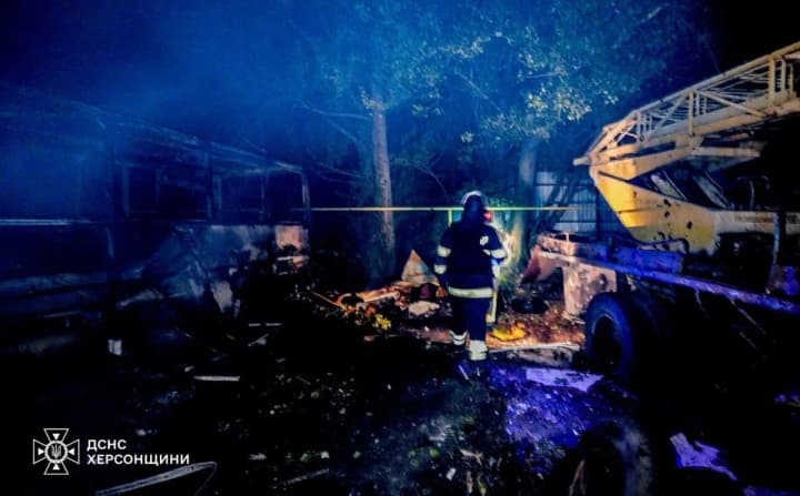 kherson-vnochi-atakovano-dronamy-chastyna-mista-bez-svitla-i-vody