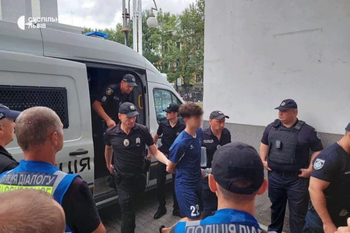 pidozriuvanoho-u-vbyvstvi-iryny-farion-dostavyly-do-sudu-lvova