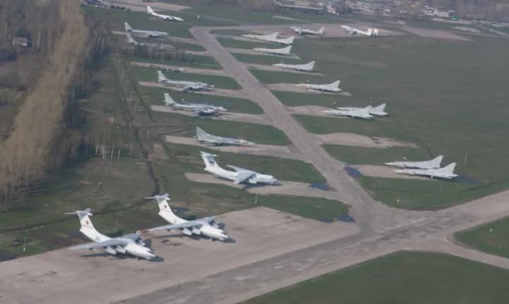 v-ryazanskoi-oblasti-mestnie-govoryat-ob-atake-na-voennii-aerodrom-i-npz-chto-izvestno