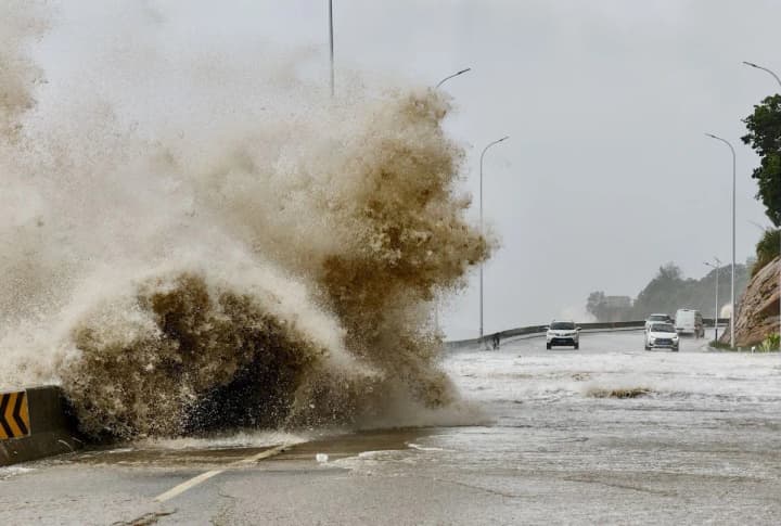 glacial-flood-floods-road-and-damages-bridge-in-southern-iceland