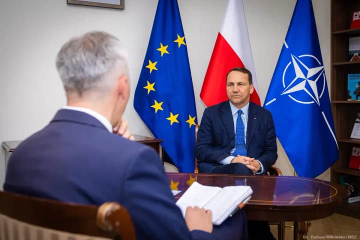 razdrazhaet-vsekh-ostalnikh-sikorskii-o-raspolozhenii-vengrii-mezhdu-moskvoi-i-bryusselem