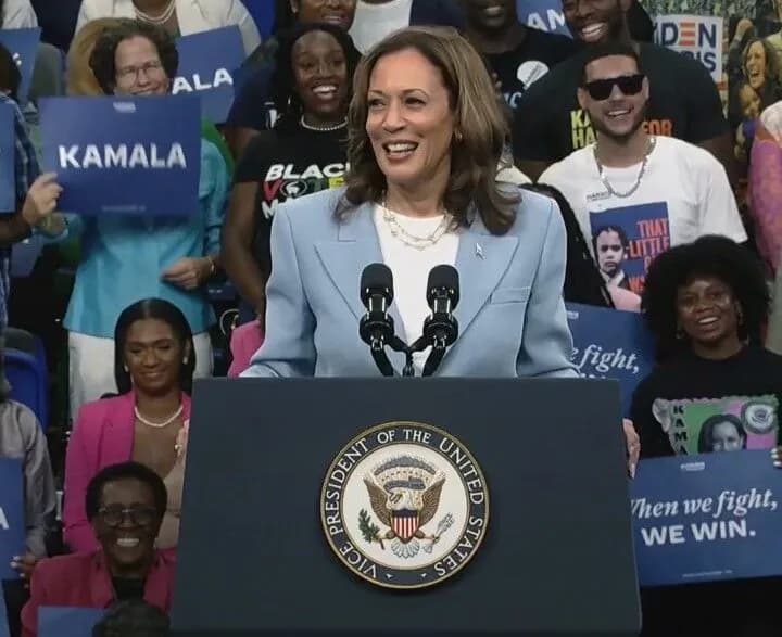 skazhy-meni-tse-v-oblychchia-harris-kynula-vyklyk-trampu-shchob-vin-proviv-iz-neiu-debaty