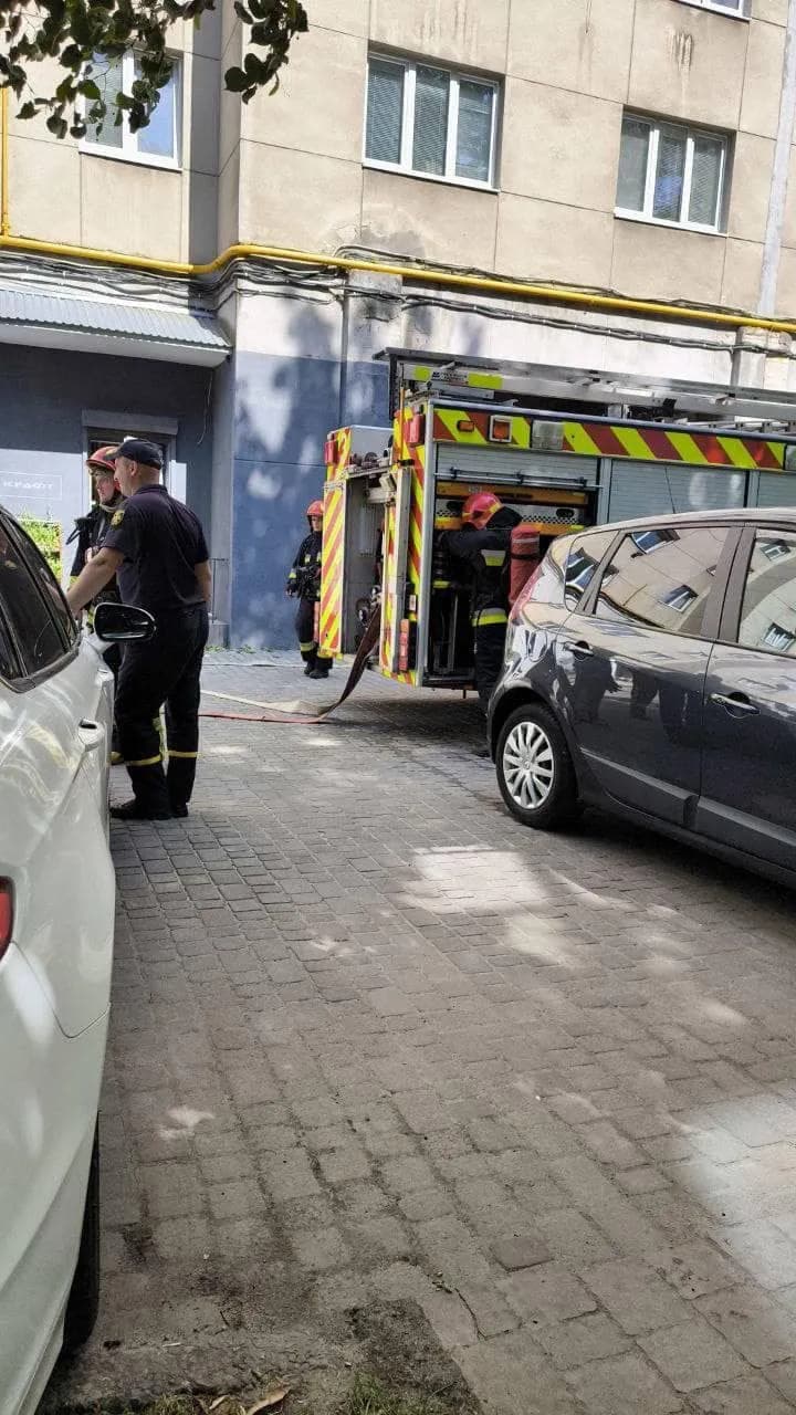 vymahaie-perevesty-100-tys-hryven-u-lvovi-20-richnyi-cholovik-pohrozhuie-pidirvaty-kvartyru