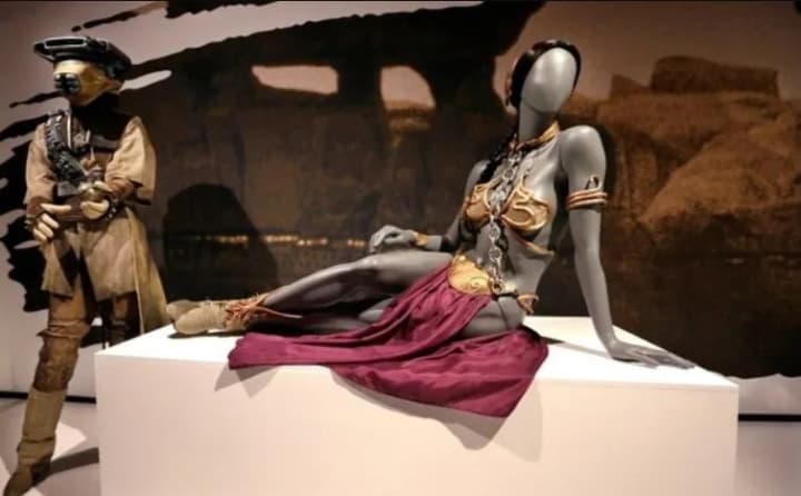 u-ssha-na-auktsioni-prodaly-zolote-bikini-pryntsesy-lei-z-zorianykh-voien-za-175-tys-dolariv