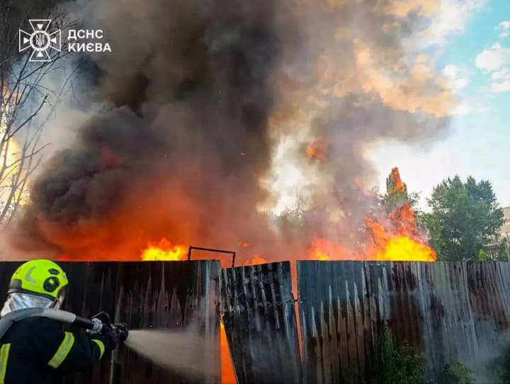 a-fire-in-an-open-area-of-250-square-meters-was-extinguished-in-kyiv