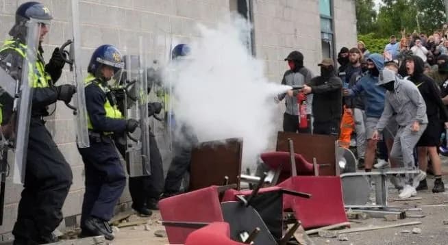 u-velykii-brytanii-na-vulytsi-vyishly-protyvnyky-protestiv-proty-mihrantiv