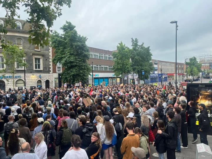 police-protected-demonstrations-in-britain-in-response-to-far-right-riots