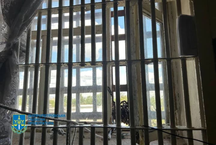 nalahodyly-skhemu-zbutu-narkotykiv-u-kryvorizkomu-sizo-vykryto-smotriashchoho-ta-yoho-spilnykiv