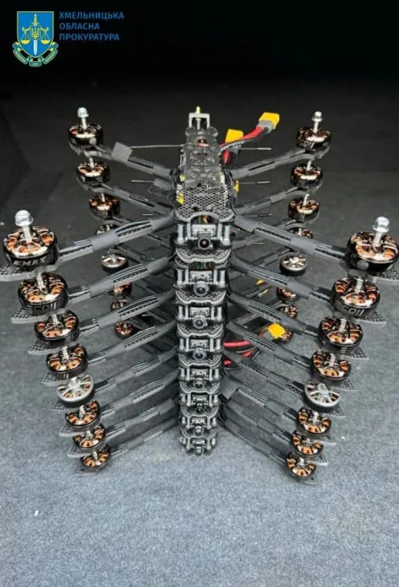 kerivnyka-pidpryiemstva-z-khmelnychchyny-pidozriuiut-u-rozkradanni-57-mln-hrn-na-dronakh-dlia-zsu