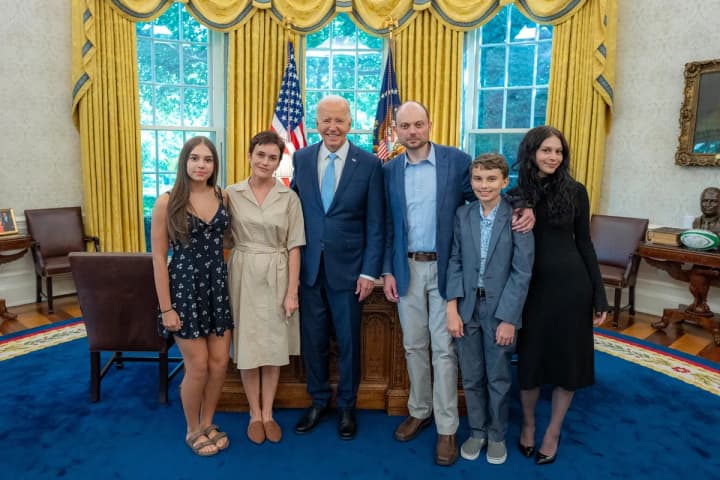 biden-meets-with-russian-opposition-leader-kara-murza-after-his-release-from-russian-prison